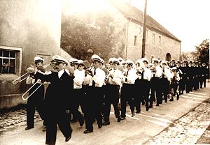 Festmarsch 1955 in der Kapellenstraße - hinten links Haus Weerz